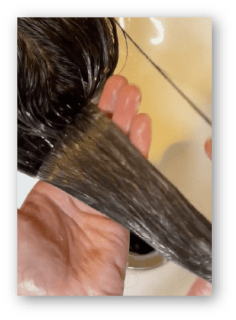 バスコーミング中の髪