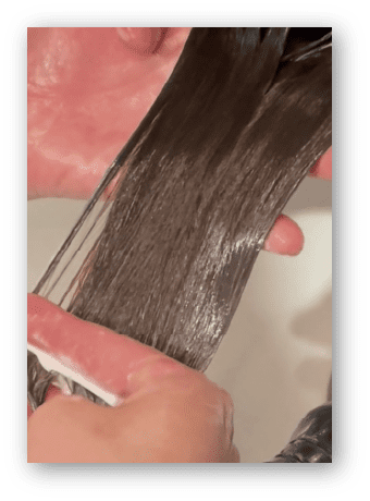 バスコーミング中の髪